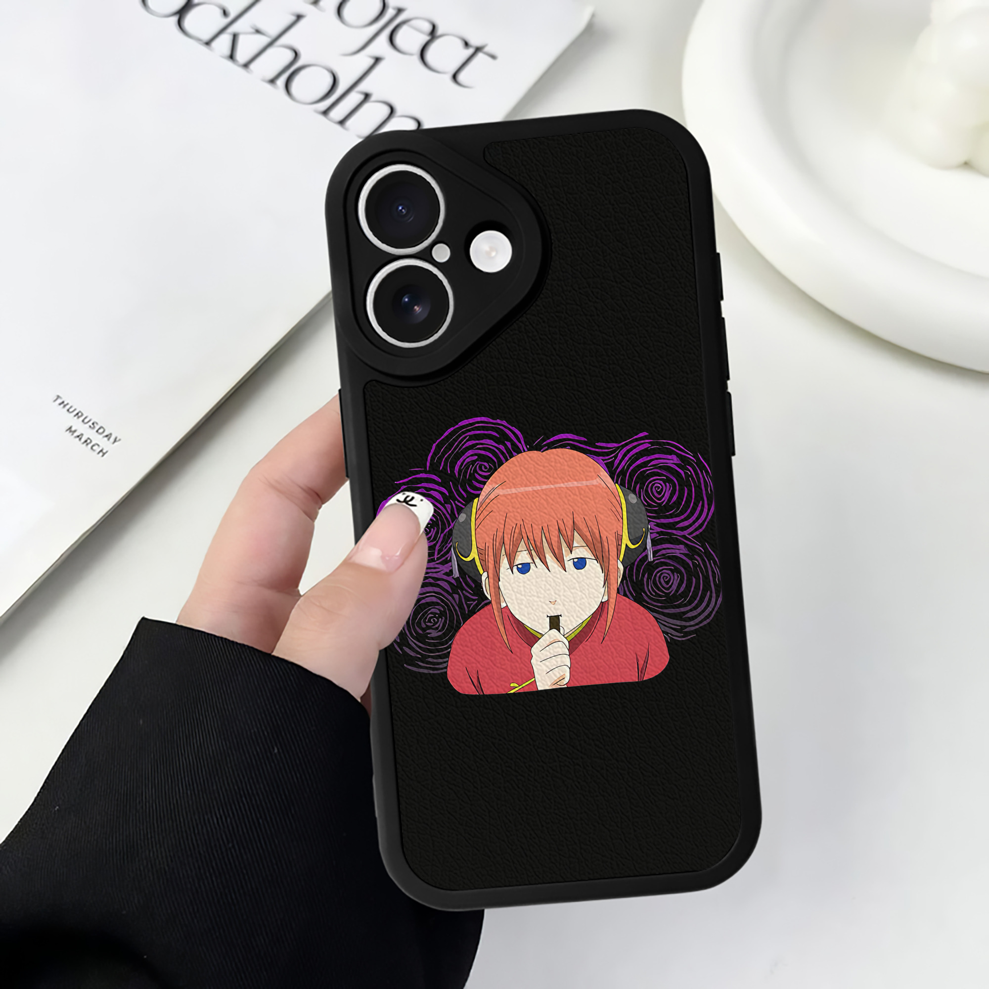 （画像用） ぎんたま 坂田銀時（さかたぎんとき） 神楽 志村新八（しむら しんぱち） GINTAMA Sakata Gintoki Kagura Shimura Shinpachi 【iPhone 16シリーズ対応】シリコンスマホケース（レザー調） 材質：シリコン